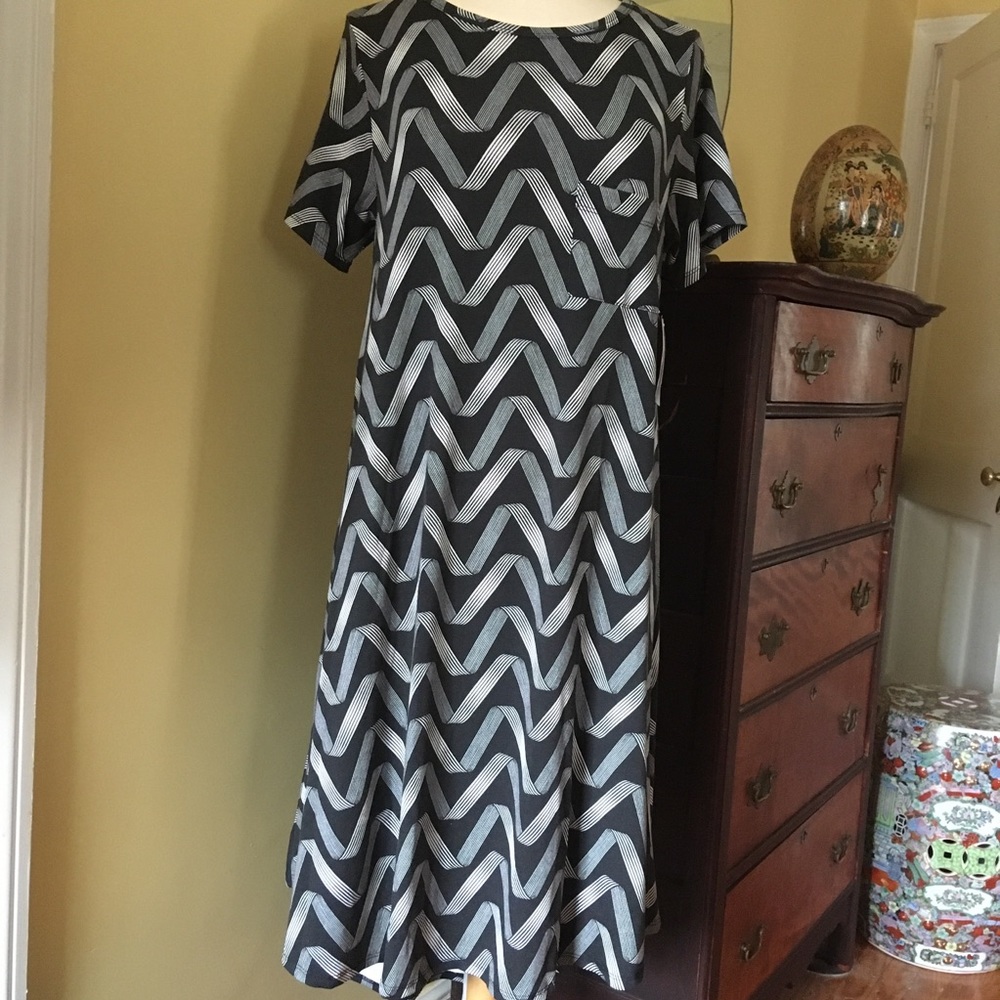 Lularoe Carl tunic in trippy neutral print!
